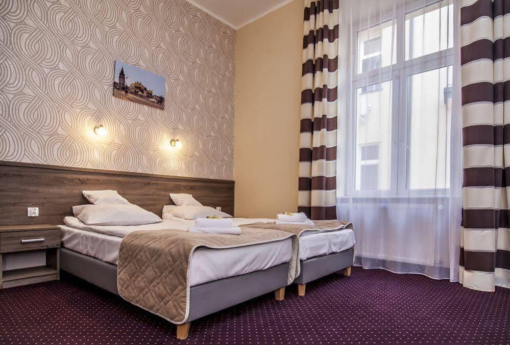 Old Town Luxe Retreat - King Bed - Steps To Main Square Appartement